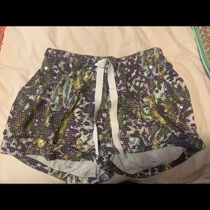 Lululemon Patterned Athletic Shorts Size 6